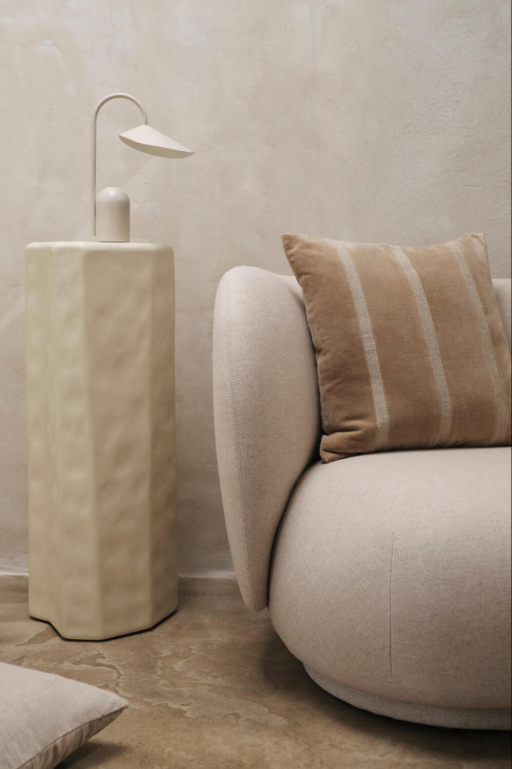 Senti Stripe pyntepude, 50x50 cm - Dark Sand/Linen